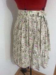 Zavinovací sukně skládaná - fialové kvítí