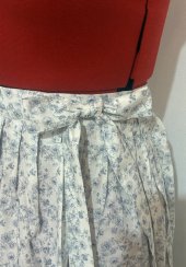 Zavinovací sukně skládaná - jemné růžičky na bílém podkladu