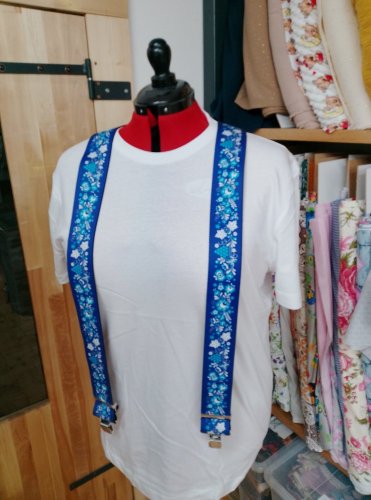 Pánské šle s potiskem - drobný folklor bílé na modré