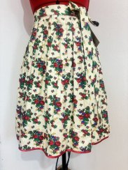 Zavinovací sukně skládaná - růžičky na smetanovém podkladu