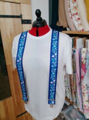 Pánské šle s potiskem - drobný folklor bílé na modré