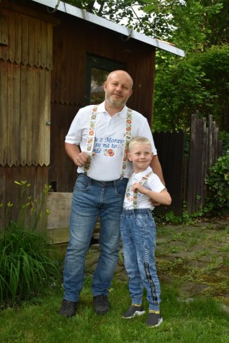 Pánské šle s potiskem -  folklor na bílé s černými okraji