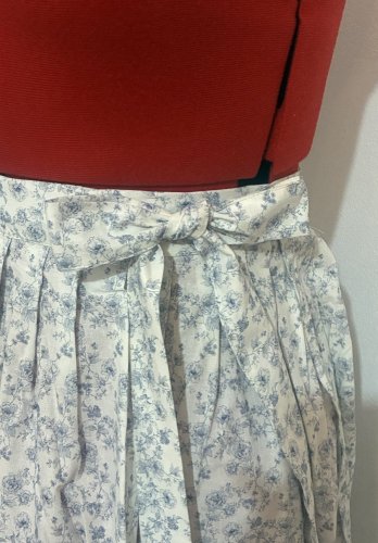 Zavinovací sukně skládaná - jemné růžičky na bílém podkladu
