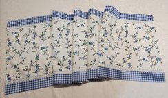 Běhoun na stůl - modré kvítky s lemem