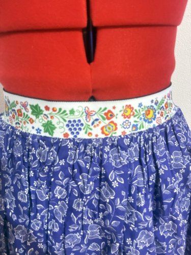 Sukně do folklorní gumy s jemným barevným vzorem - modrotisk 3