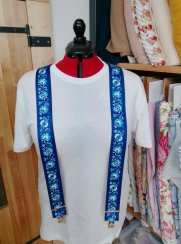 Pánské šle s potiskem -  folklor bílé na modré