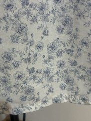 Zavinovací sukně skládaná - jemné růžičky na bílém podkladu