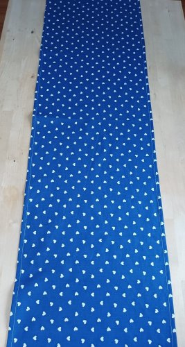 Běhoun na stůl - malé srdíčka na modrém podkladu