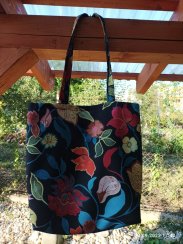 Nákupní taška na rameno - čený podklad a velké květy